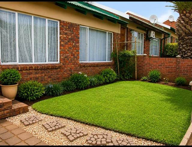 2 BEDROOM TOWNHOUSE FOR SALE IN UITSIG